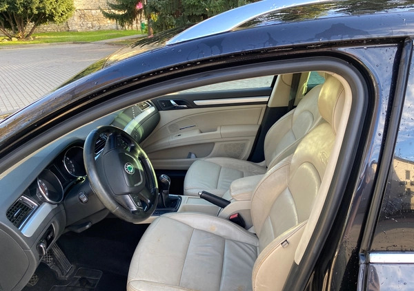 Skoda Superb cena 32000 przebieg: 240000, rok produkcji 2011 z Skalbmierz małe 16